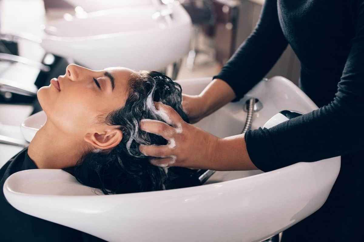 Cuidados com o cabelo demanda massagens no couro cabeludo