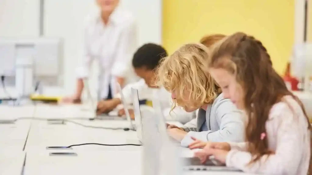 O acesso à internet no ambiente educacional como um direito