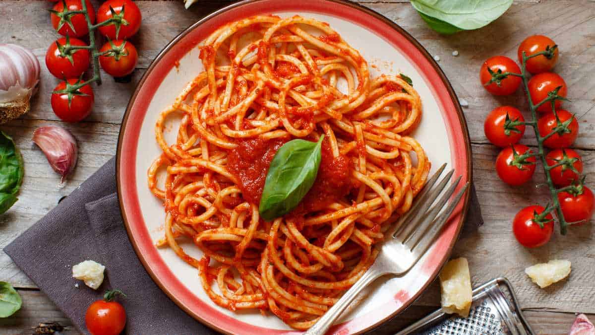 Macarrão com Tomate e Manjericão