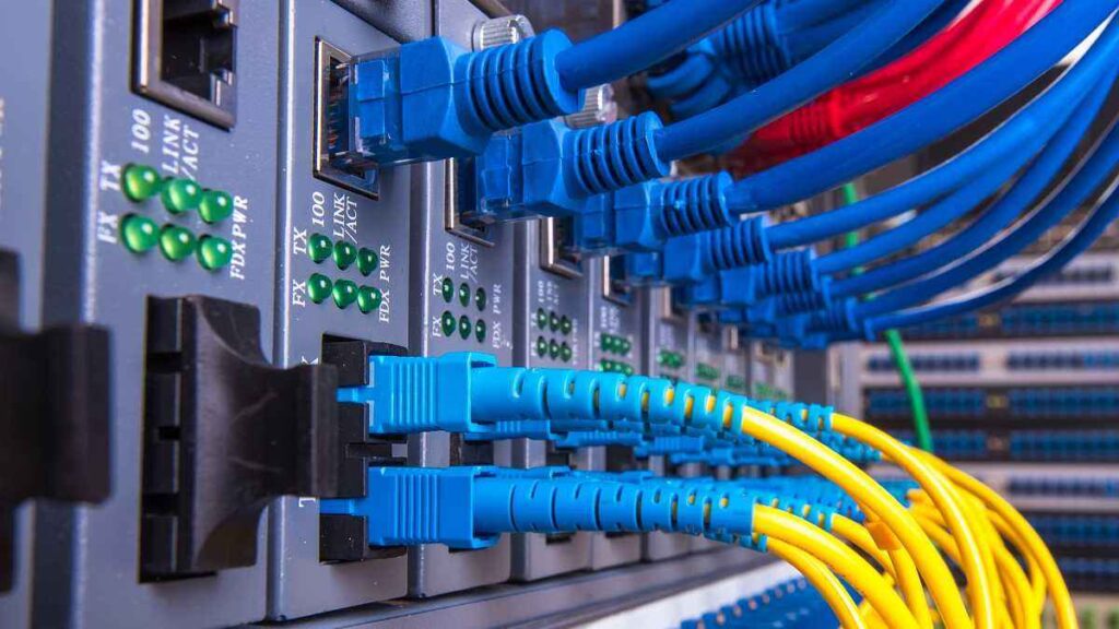 Quais os problemas que podem ocorrer com cabos de fibra óptica